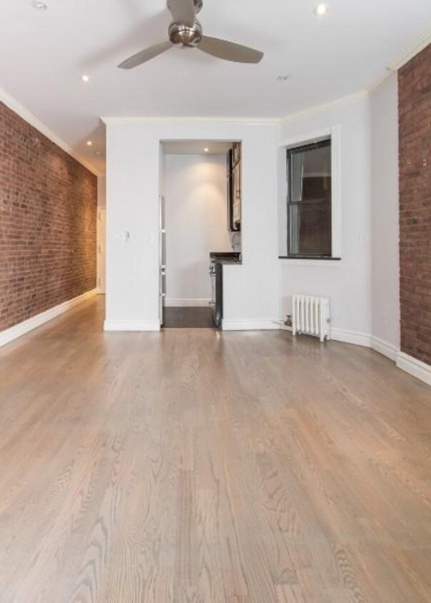 Primary Photo - 724 10th Ave