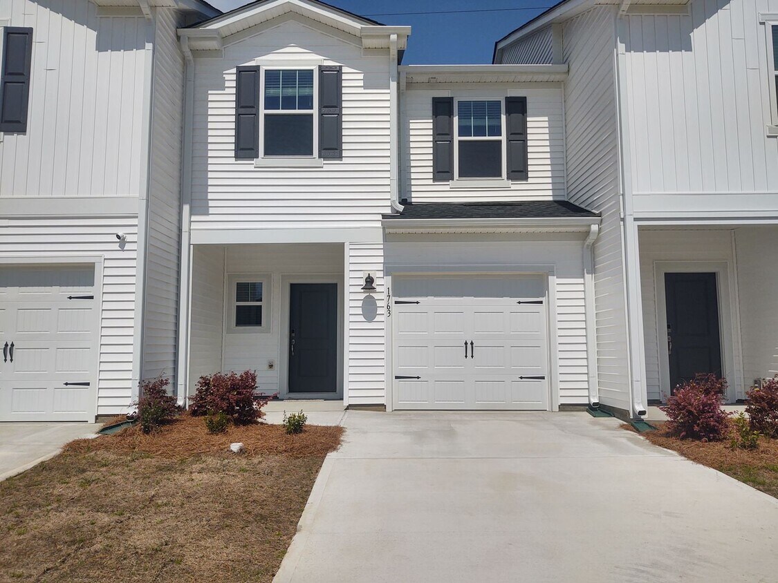 Foto principal - Newer Build, Pristine move in ready home l...