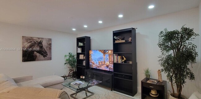 Building Photo - 222 Oakridge N