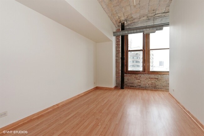 Building Photo - 801 S Wells St