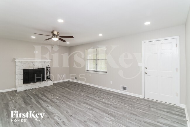 Foto del edificio - 335 Lost Meadows Dr