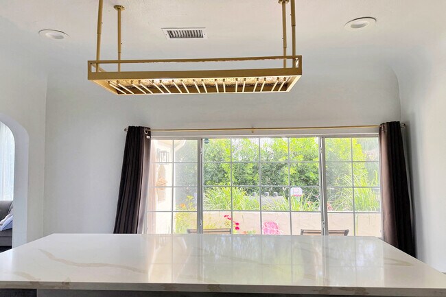 Foto del edificio - 1245 N Orchard Dr