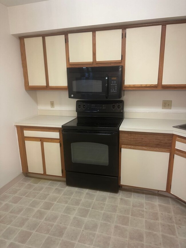 Building Photo - 2 bedroom, 2.5 bath corner condominium, Ne...