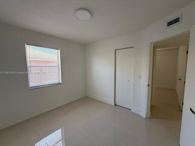 Building Photo - 1494 W 34th St