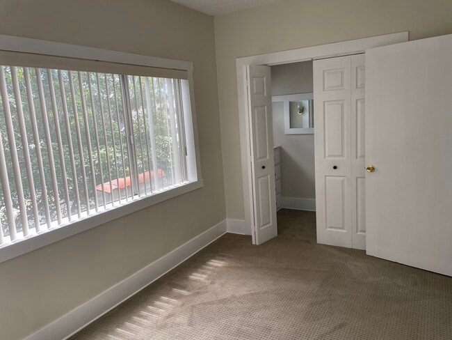 Dormitorio 1 - 443 W 11th St