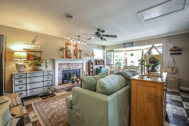 Building Photo - 1125 Timbergrove Dr