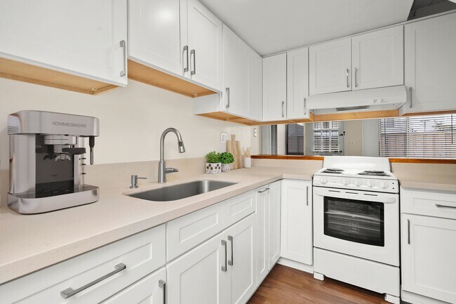 Building Photo - 2041 W Palmyra Ave