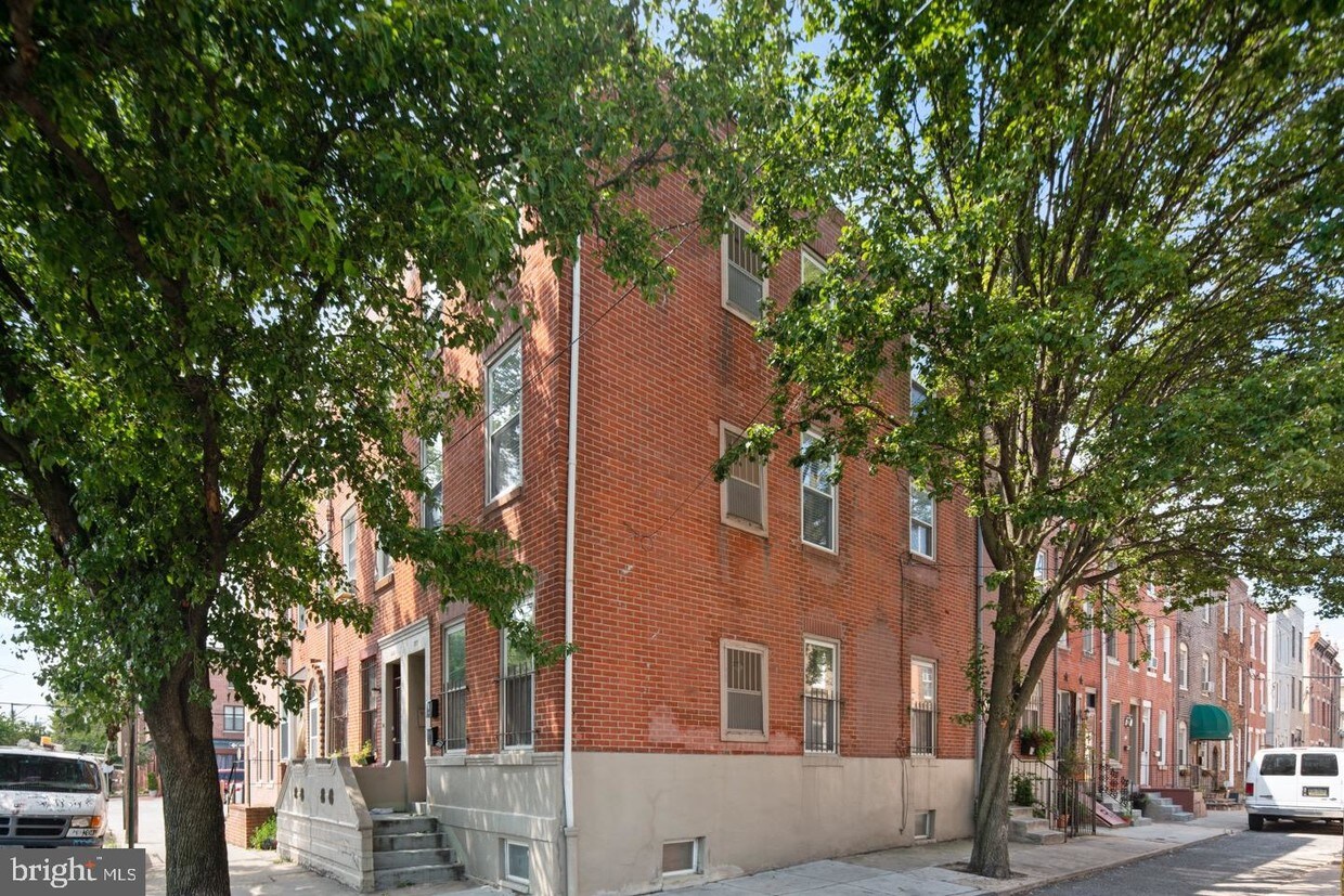 Primary Photo - 927 Bainbridge St