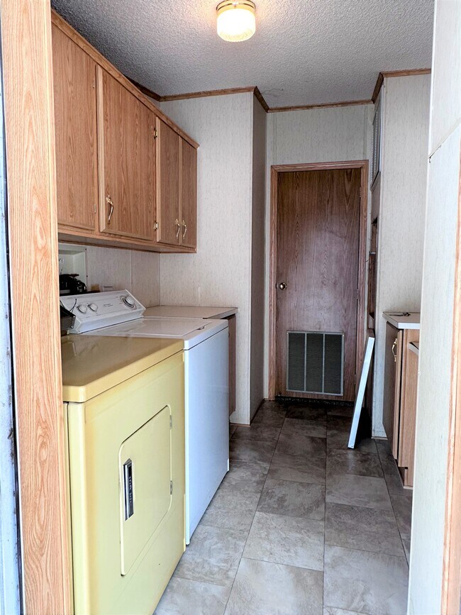 Building Photo - 3716 S Parkview Cir