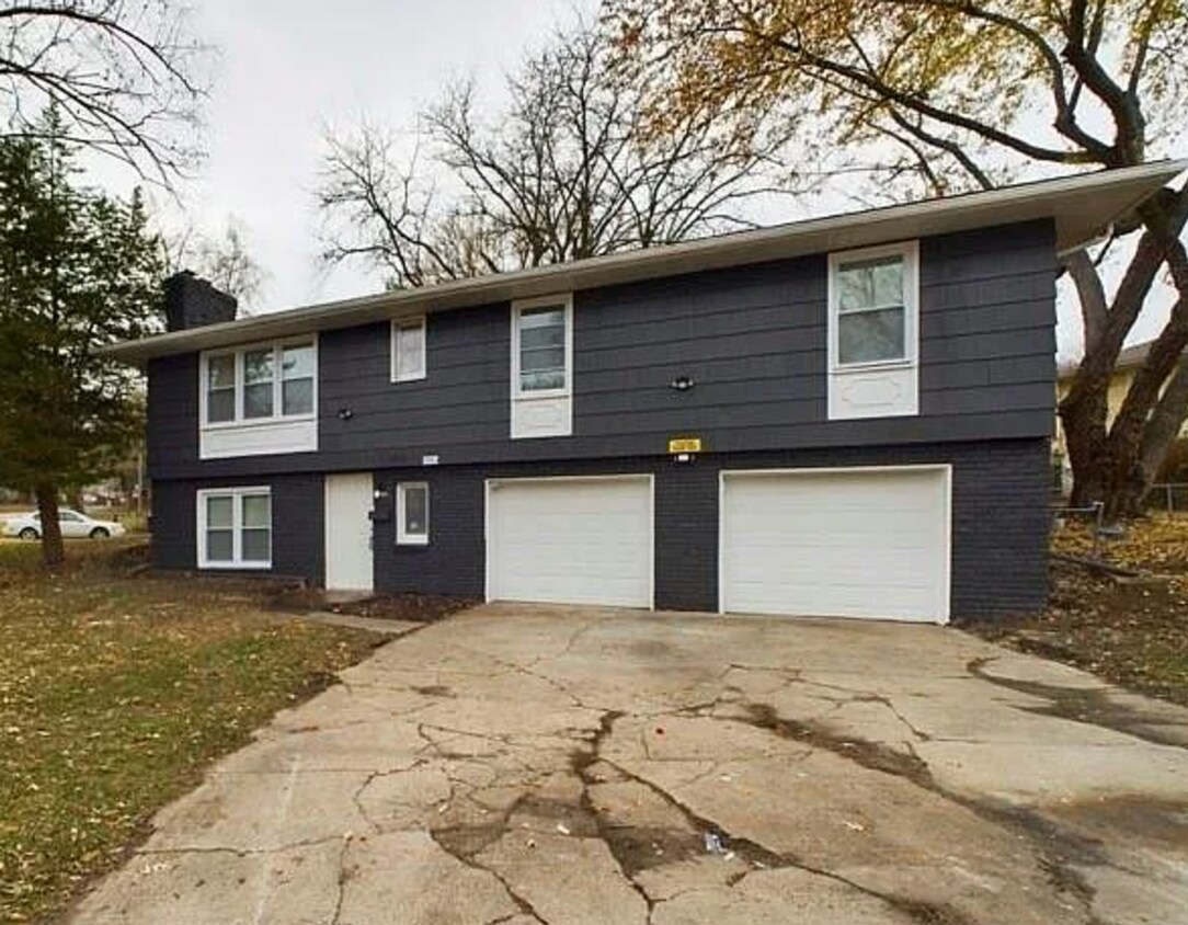 Primary Photo - Spacious 4 Bed | 2 Bath Renovated Home!