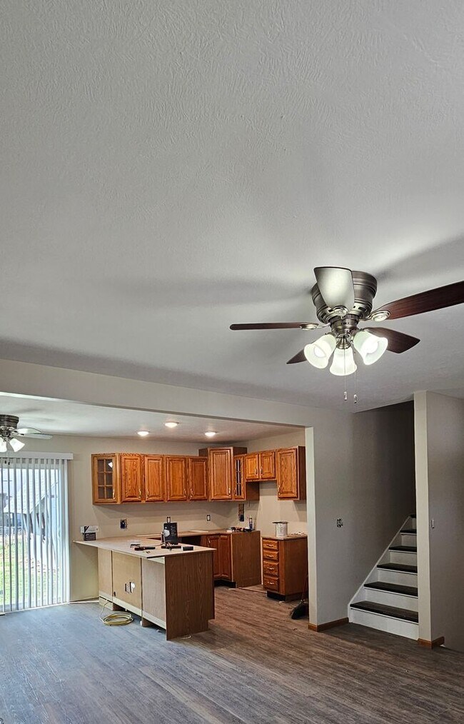 Building Photo - 3 bedroom, 1.5 bath, newly remodeled