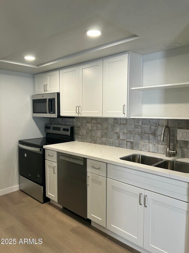 Building Photo - 540 E Royal Palms Dr