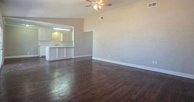 Foto del edificio - FOR LEASE - 3/2/2 North West Lubbock