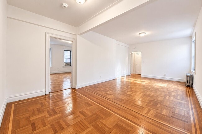 Building Photo - 850 W 176th St