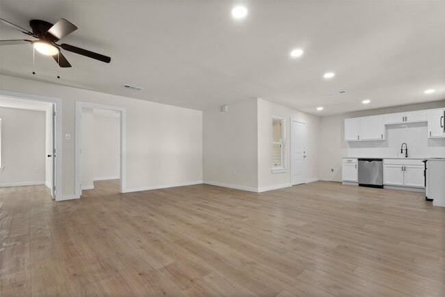 Photo - 2818 Holiday Dr House