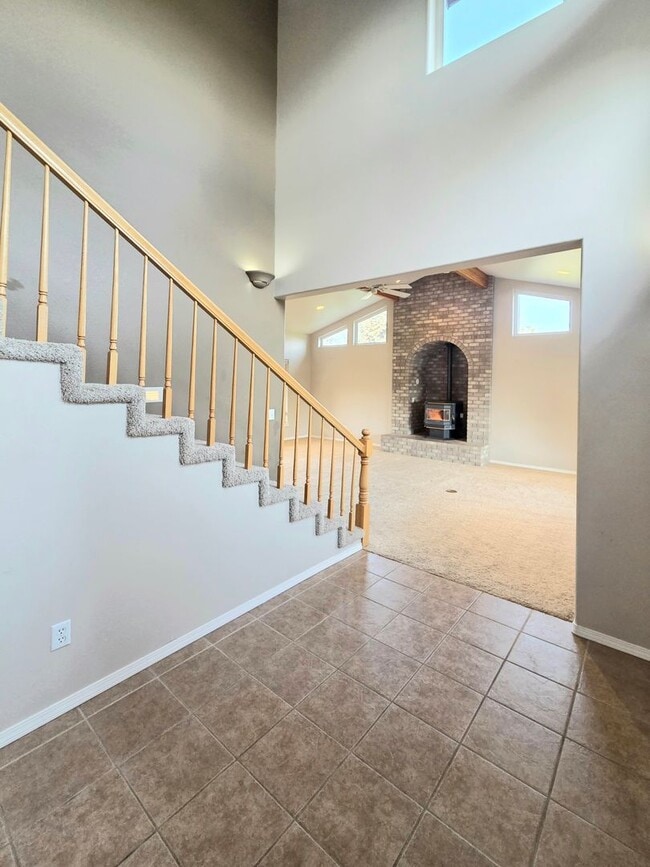 Building Photo - Grandiose Home on 1 Acre -- in East Wenatchee for Rent!! **5 Bed, 3 Bath**