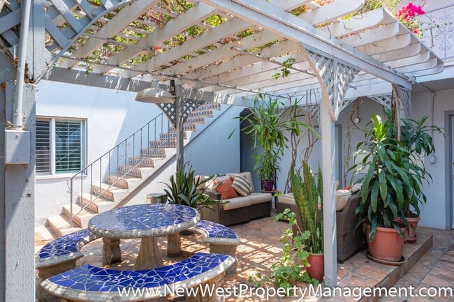 Building Photo - Charming Golden Hill 1 Bedroom, Available ...