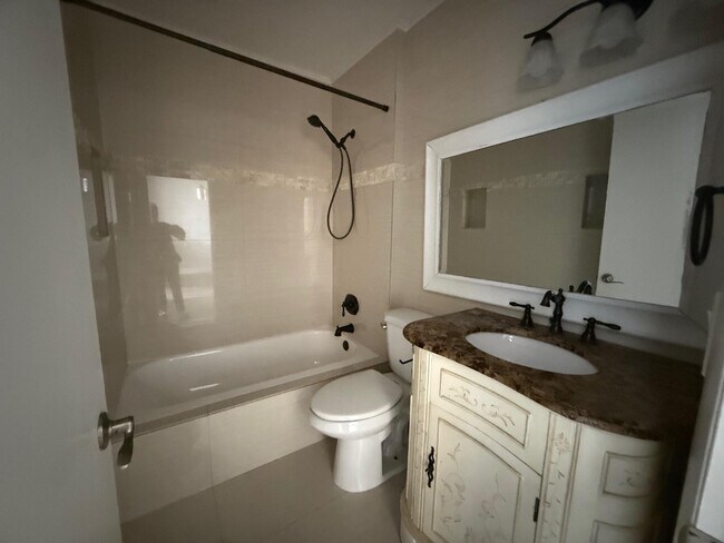 Foto del edificio - 5781 Riverside Dr