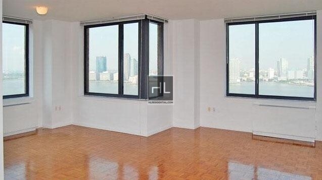 Foto del edificio - 2 bed ,River Terrace