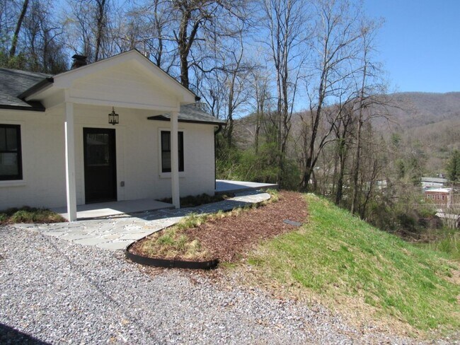 Foto del edificio - $1,800 - 2 Bed/2Bath Newly Renovated Unfur...