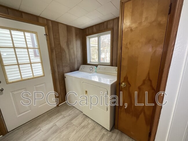 Building Photo - 21 S Washington St