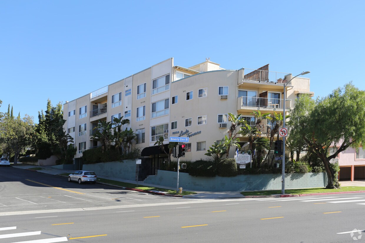 Foto principal - 10394 Rochester Ave