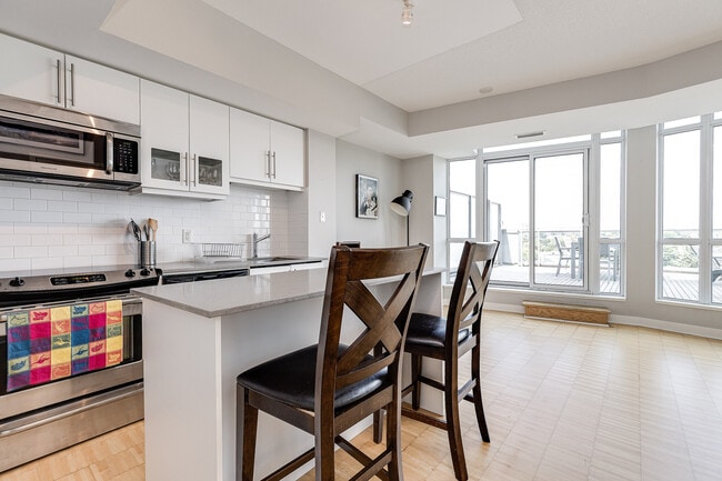 Photo du bâtiment - 1169 Queen St W