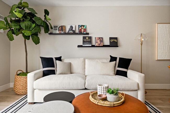 Building Photo - Lyric