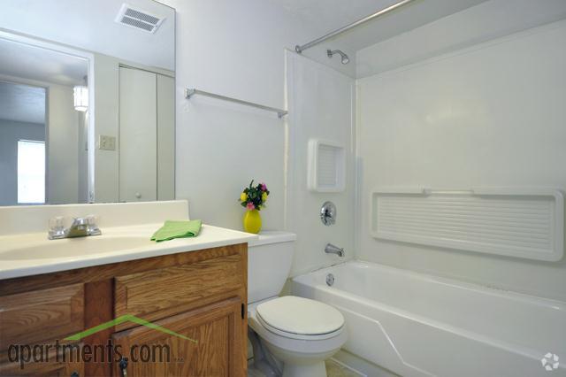 Baño - Lackland Plaza Apartments