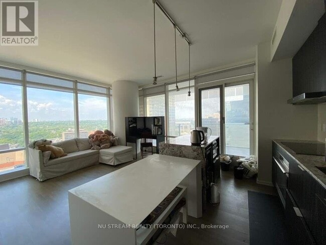 Photo du bâtiment - 1-1701 Bloor St E