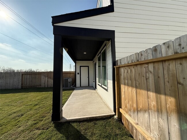 Foto del edificio - 3224 Crown Gate Dr