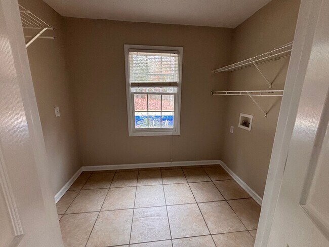 Foto del edificio - Executive Rental with Pool and Fenced yard