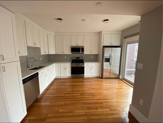 Building Photo - 190 Kelton