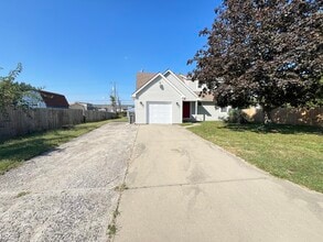 Building Photo - 890 E Edwards Ave
