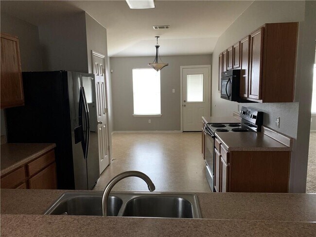 Building Photo - 1006 Potter Cove