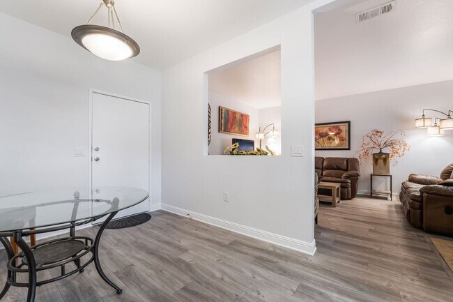 Building Photo - 3 Bedroom Furnished Condo in Spanish Palms