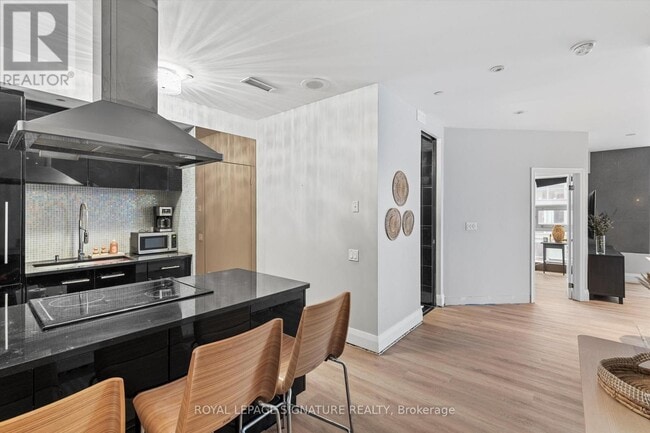 Building Photo - 393 King St W