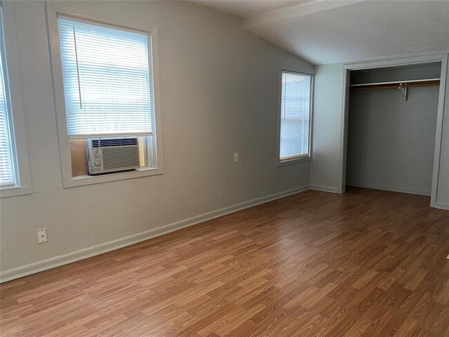 Building Photo - 621 S Commerce St