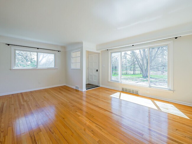 Foto del edificio - Spacious 3BR Home with Expansive 1-Acre Lot!