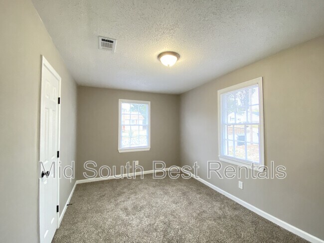 Foto del edificio - 1700 Pinewood Dr