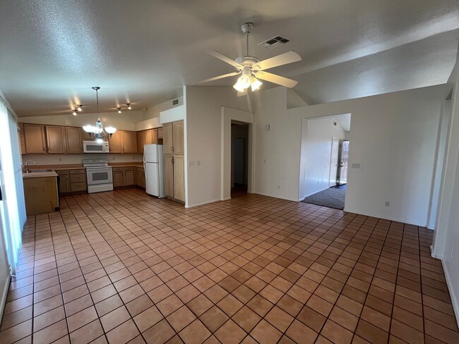 4 Weeks of Free Rent! - Three bedroom Sing... - 4 Weeks of Free Rent! - Three bedroom Sing... House