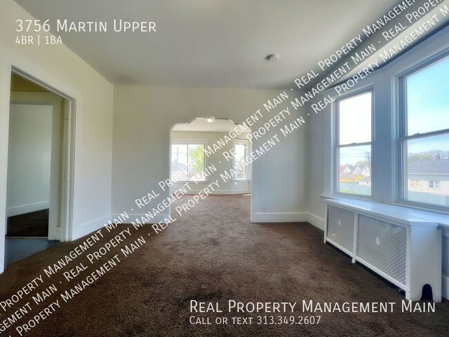 Building Photo - Martin St. 4 Bedroom