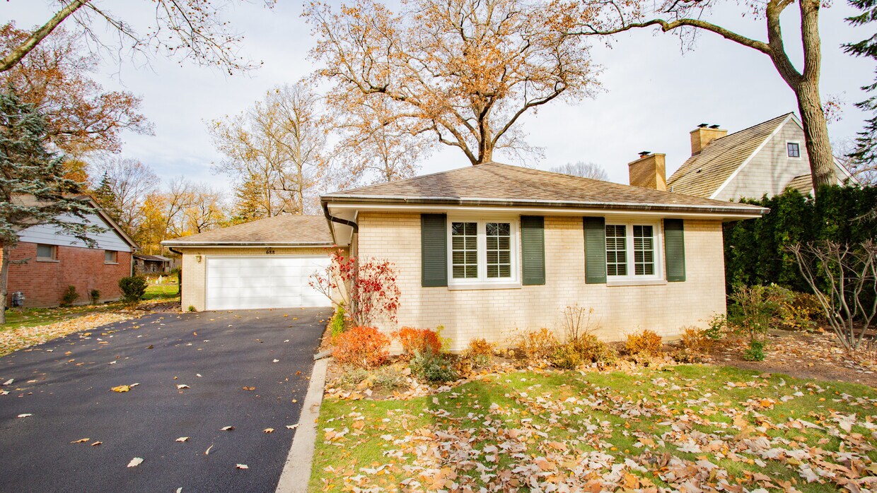 Primary Photo - 688 Greenbriar Ln