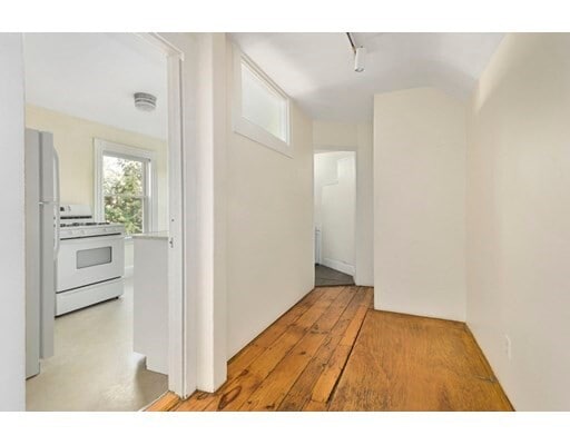 Building Photo - 74 Buckingham St