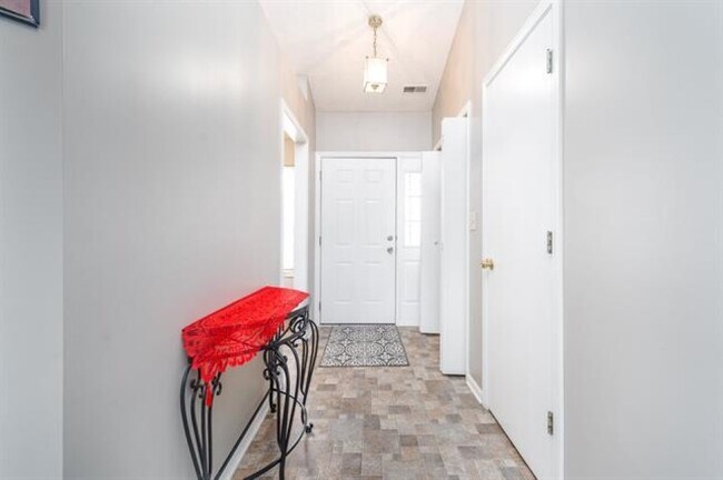 Building Photo - 1128 Hornbeam Cir W