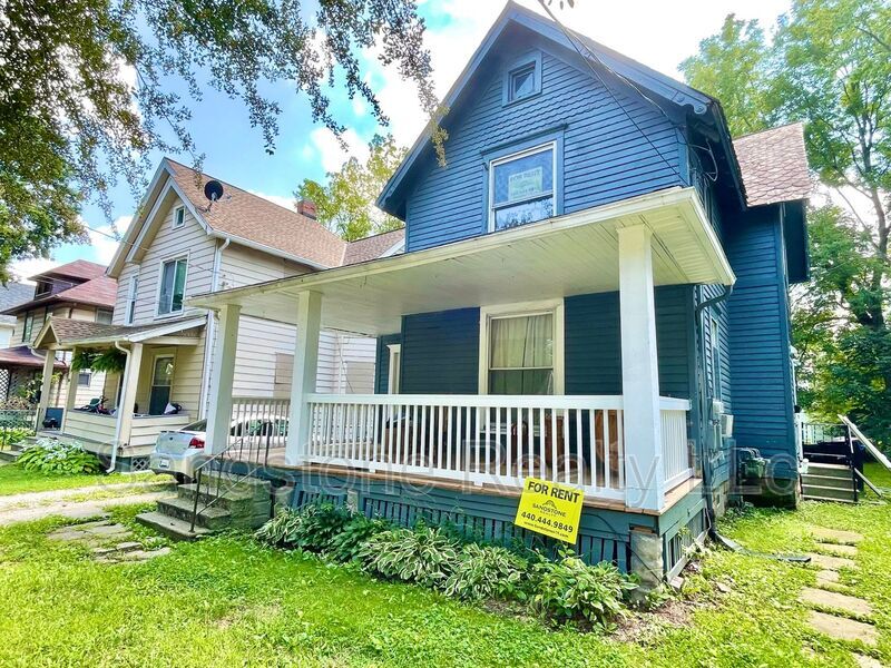 228 Gates Ave Unit Up, Elyria, OH 44035 Condo for Rent in Elyria, OH