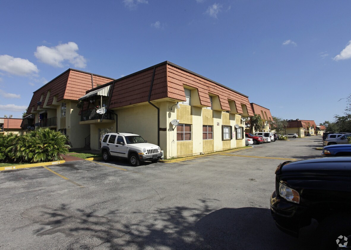 Primary Photo - Town Lakes Apartments