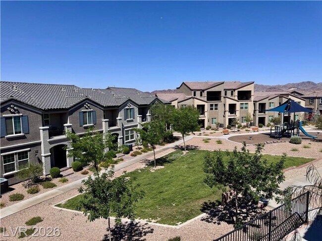 Foto del edificio - Brand-New Juniper Hills Townhome with 4 Bedrooms, Loft & Dual Balconies
