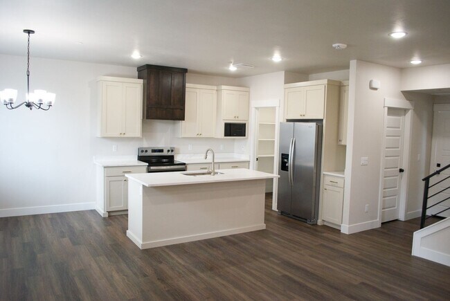 Foto del edificio - Brand-new 4 Bed, 2.5 Bath Townhome in Idaho Falls!