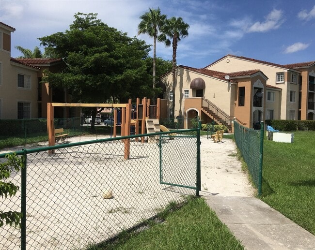 Building Photo - Ground Floor Condo in Enclave